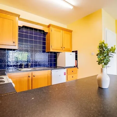 Spacious 3 Bed With Parking