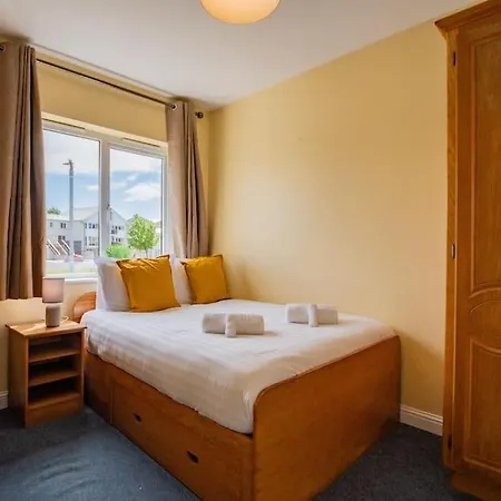 Spacious 3 Bed With Parking Διαμέρισμα *