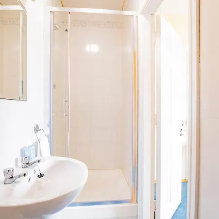 Spacious 3 Bed With Parking