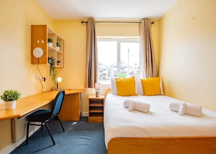 55 - Spacious Three Bed With Parking *