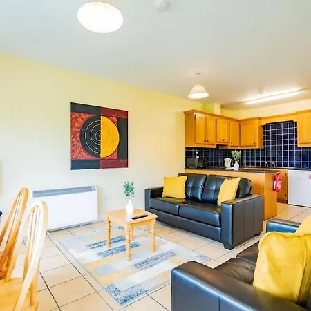 55 - Spacious Three Bed With Parking *