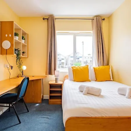 55 - Spacious Three Bed With Parking *