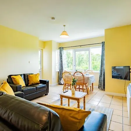 55 - Spacious Three Bed With Parking *
