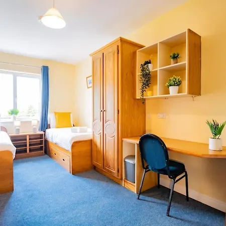 55 - Spacious Three Bed With Parking Apartment