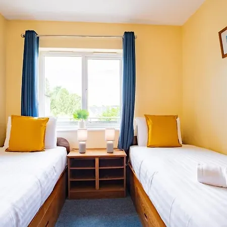 Apartment 55 - Spacious Three Bed With Parking *