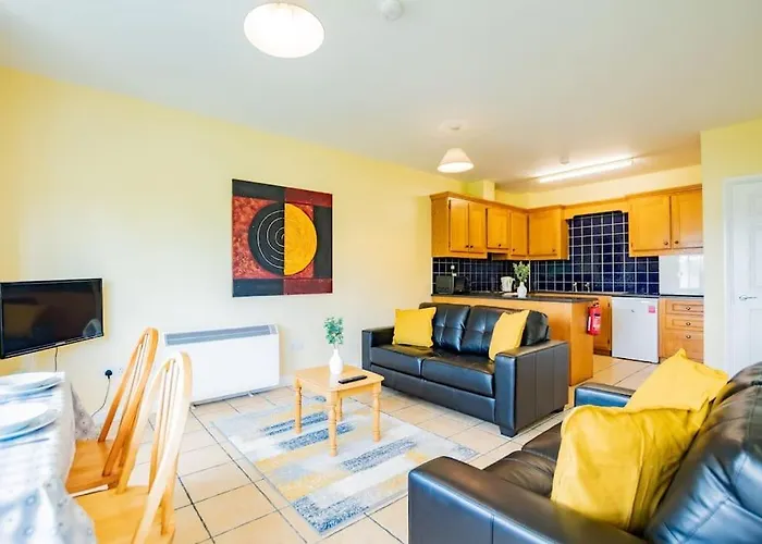 55 - Spacious Three Bed With Parking *