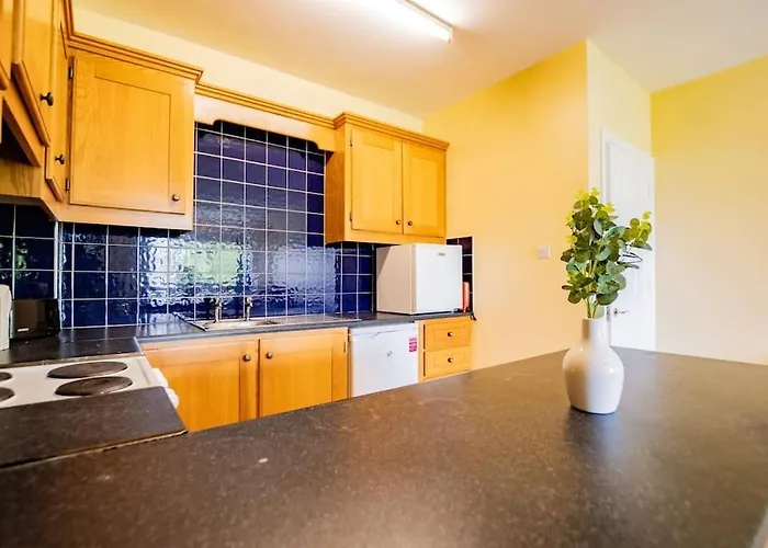 55 - Spacious Three Bed With Parking