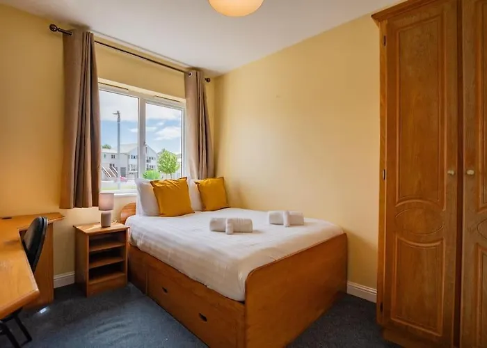 55 - Spacious Three Bed With Parking 公寓 *